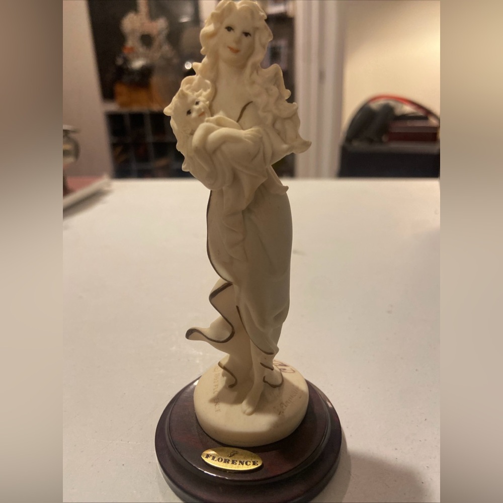 Florence Mini "Loving Arms" figurine by Giuseppe Armani